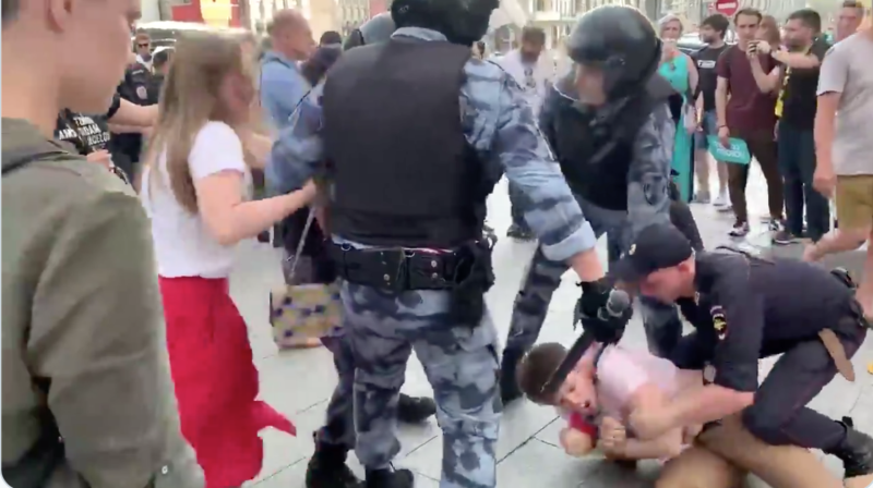 民眾不滿政府禁止反對派參選市議會而上街抗議，俄國警方暴力逮補上千人，爆發警民流血衝突。   圖：擷自@nikbatalov/Twitter
