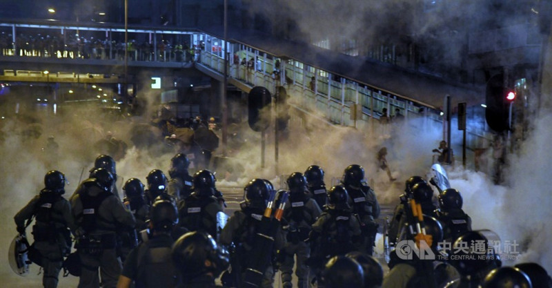 香港中環遮打花園28日舉行的追究警方濫權集會，演變為大規模「自主」遊行，香港警方晚間7時高舉黑旗，隨後發射催淚彈，驅離聚集在中聯辦200公尺外的示威者。   圖：中央社提供