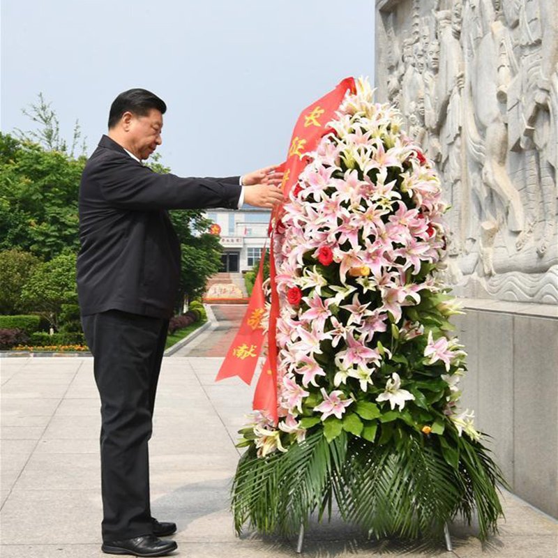中國國家主席習近平今年5月前往江西視察稀土礦時，刻意到長征紀念碑獻花。   圖：擷取自Twitter