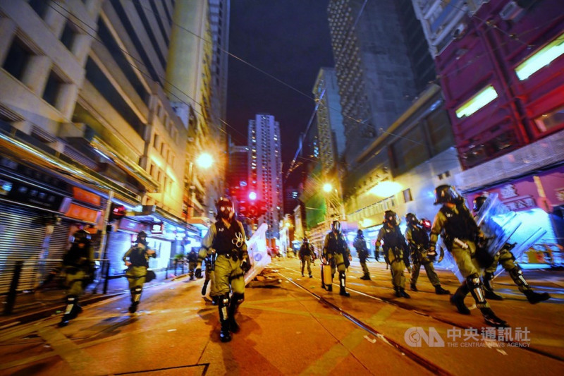 香港28日中環遮打花園追究警方用槍集會演變為大規模「自主」遊行，港警晚間展開驅離行動，驅趕上環街道示威群眾。   圖：中央社提供。