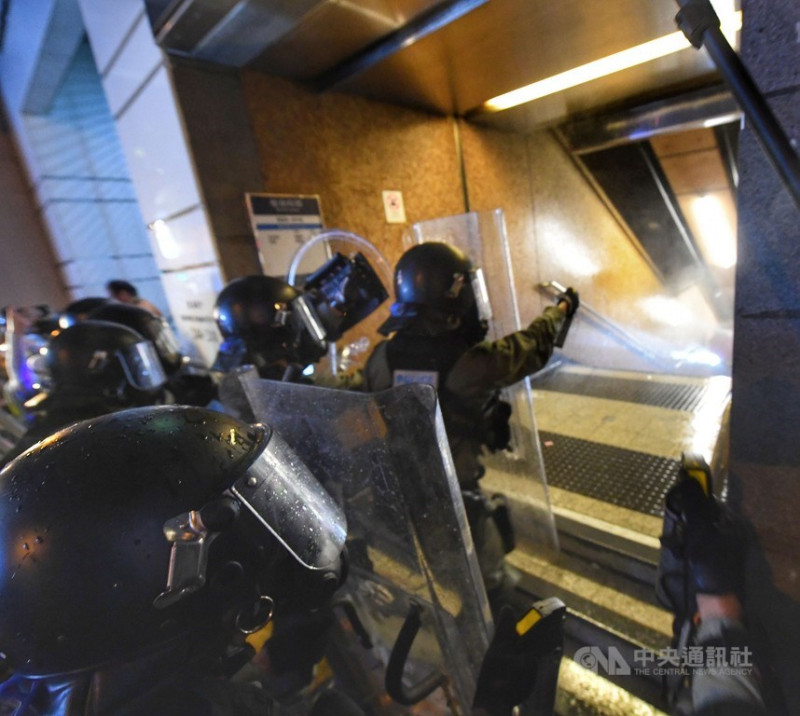 港警晚間噴灑胡椒水驅趕港鐵上環站內的反送中示威民眾。   圖：中央社提供。