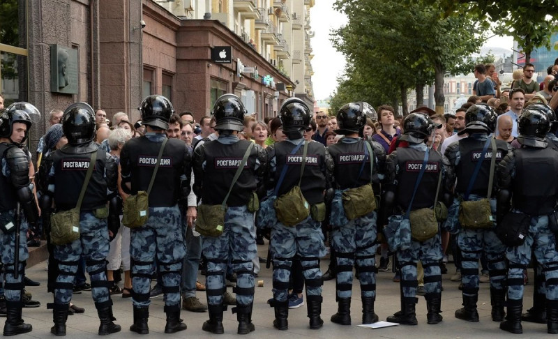 俄羅斯民眾抗議莫斯科議會假選舉，27日上街遊行，與警方爆發衝突。   圖：翻攝Alec Luhn的Twitter。