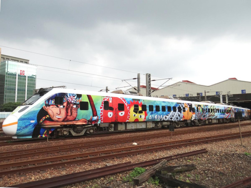 彩繪列車以繪畫比賽得獎作品，將其複製到車廂上，大膽鮮豔的用色非常搶眼。    圖：交通部／提供