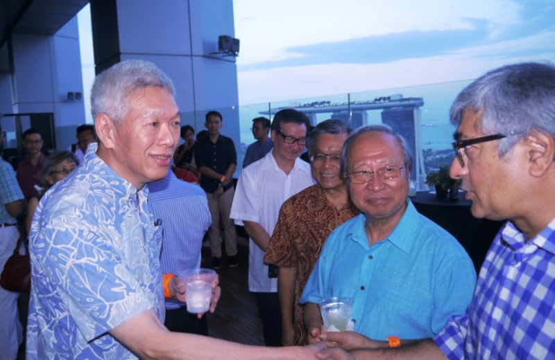 新加坡前總理之子李顯揚（左）經常公開出席反對派人士陳清木（右二）的活動，甚至力挺籌組在野黨。   圖：翻攝自陳清木臉書