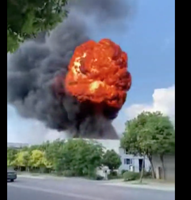 昨天中國江西發生一起工廠爆炸事件，有路人正好拍影片錄下爆炸過程，影片中可見大火球直噴而上，畫面相當駭人。   圖：翻攝自youtube