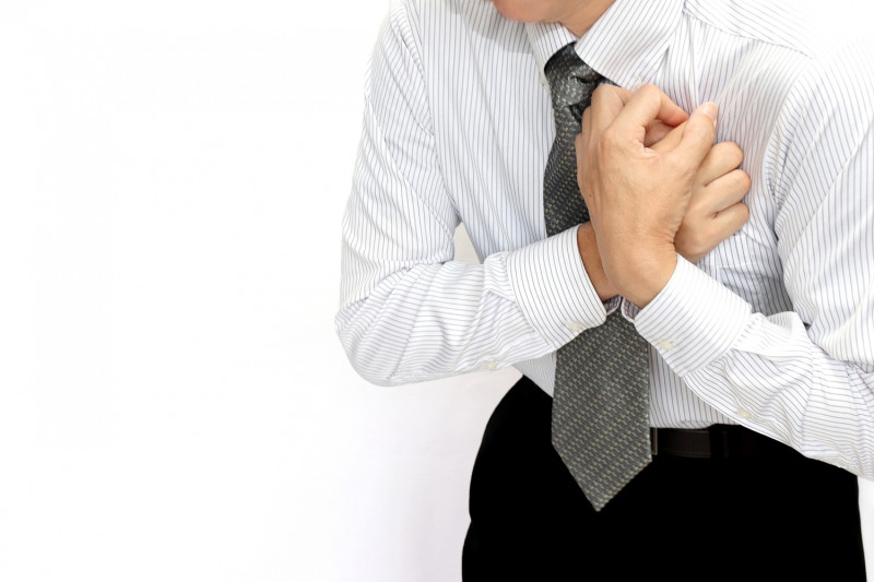 一名男子胸痛被送急診，檢查出是雙側氣胸導致。   示意圖／圖非當事人，取自 PhotoAC 