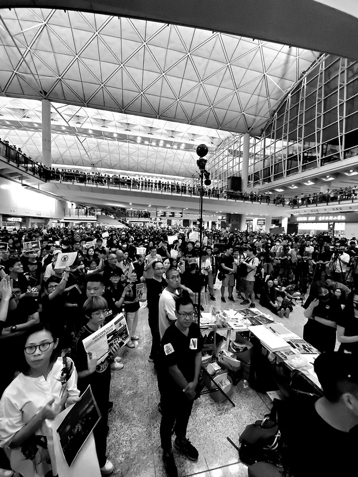 香港反送中運動持續超過8週，只以警力彈壓，警民衝突愈演愈烈。   圖：翻攝自香港立法會議員林卓廷臉書