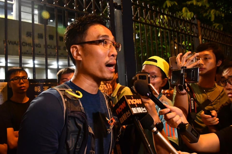 28日香港警民衝突中被捕人士（左）30日晚獲得保釋，在鏡頭前說了「光復香港 時代革命」8個字後離開。   圖：翻攝自香港中大學生報臉書