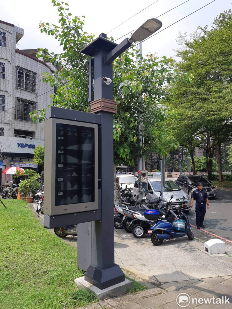 嘉義市設置20盞智慧路燈，將可收集相關資訊，有效疏導旅遊動線。   圖：蔡坤龍/攝