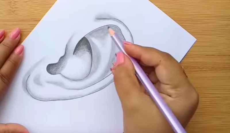 英研究：搔耳療法可減緩衰老，用電流刺激耳朵神經。   圖：Farjana Drawing Academy／YouTube