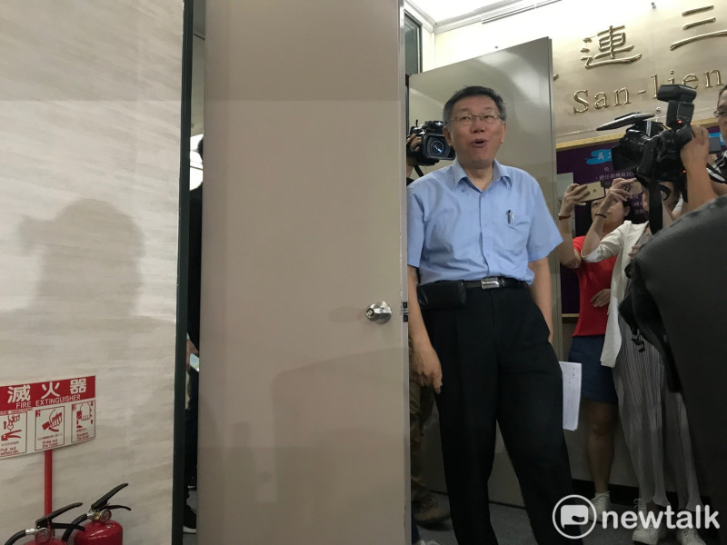 台北市長柯文哲用北市府11樓吳三連廳面對媒體說明組黨事宜，走到會議室時，看見大批媒體嚇了一跳。   圖：周煊惠 ／攝