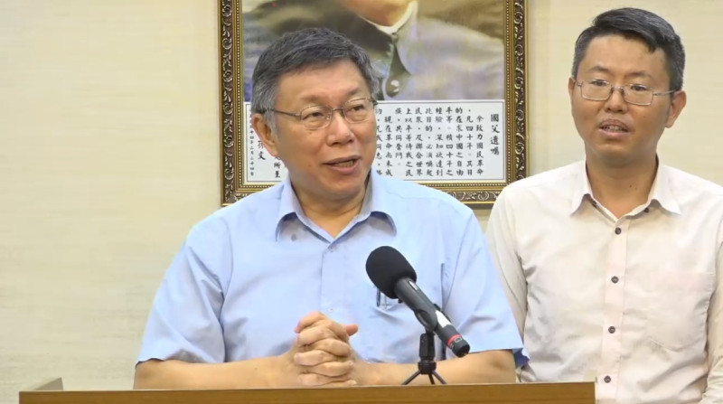 台北市長柯文哲面對媒體談組黨事宜，身邊站的是脫離國民黨的無黨籍台北市議員徐立信。   圖：翻攝柯文哲臉書