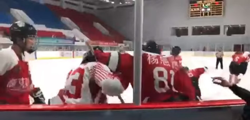 河北省舉辦青年運動會冰球比賽，7名中國選手在比賽中情緒失控，衝向5名香港選手，7人圍毆5人。在毆打的過程中，裁判站在一旁不動聲色，沒有向前勸架。   圖：翻攝自youtube
