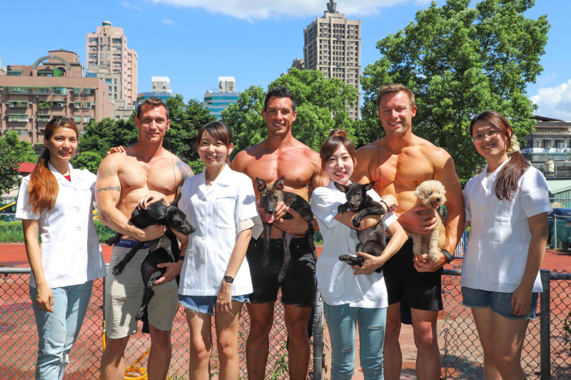 澳洲消防猛男造訪板橋動物之家，推廣「認養不棄養」觀念。   圖：新北市動保處提供