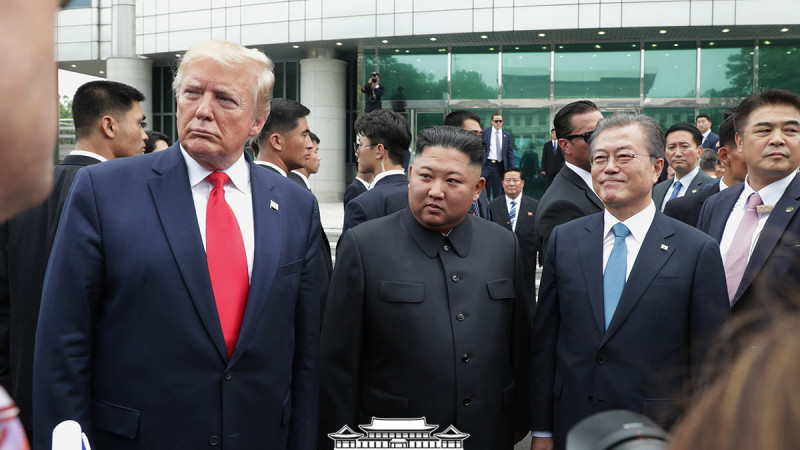 美國總統川普（前排左起）6月底才會晤朝鮮領導人金正恩，並與韓國總統文在寅進行會談，但朝鮮半島情勢並末因此緩和。   圖：翻攝自青瓦臺官網