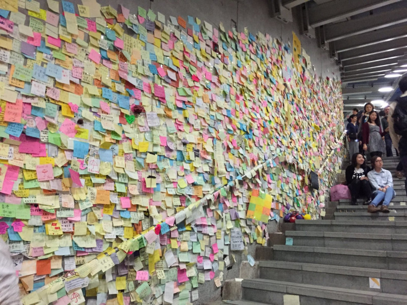 台港生組成「香港邊城青年」聲援香港反送中運動，發起連儂牆的活動，台北公館地下道有許多民眾留言的小紙條。   圖：翻攝自呱吉臉書