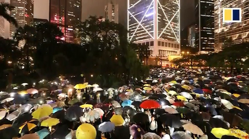 香港《逃犯條例》修訂風波持續延燒，逼出上千名香港公務員今（2）晚齊聚中環遮打花園集會力挺「反送中」。   圖：翻攝Youtube