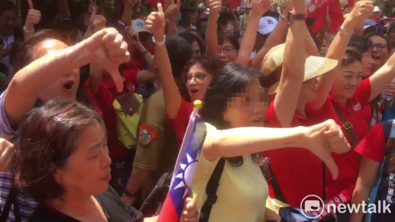 8月3日，有1男1女自稱來自中國，夾雜在眾多韓粉中，對國民黨總統參選人韓國瑜狂比「倒讚」手勢嗆聲。    圖：林昀真／攝（資料照片）
