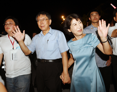 台北市長柯文哲（左2）與夫人陳佩琪（前右）3日晚間聯袂出席2019大稻埕情人節活動，向民眾揮手致意。   圖：中央社提供。
