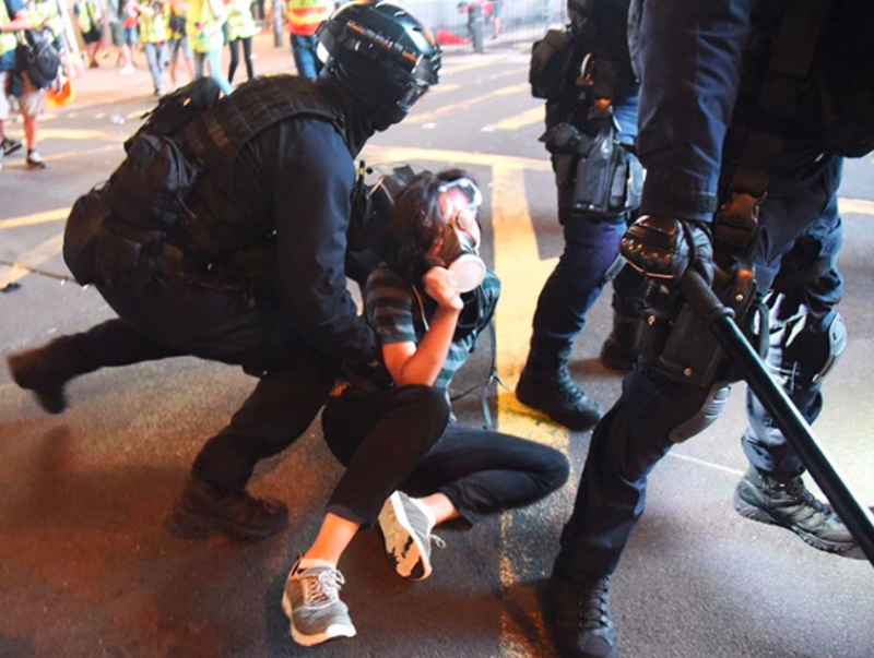 香港旺角遊行，晚間大批防暴警在彌敦道及亞皆老街交界推進，速龍小隊不斷警棍打向集結的示威者，多人被捕。   圖：翻攝網路直播。