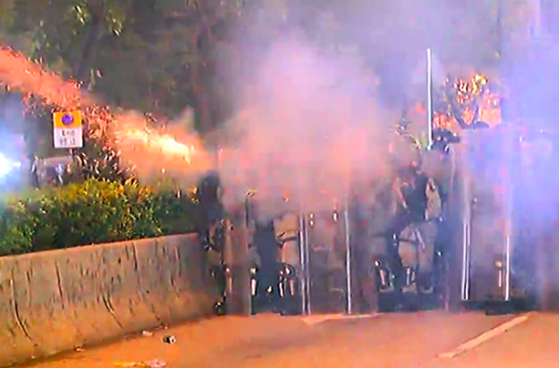香港旺角遊行今晚再次上演催淚彈清場。   圖：翻攝網路直播。