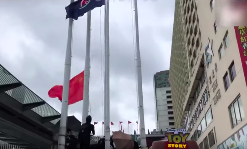 香港旺角再遊行，黑衣人降下中國五星旗。   圖：翻攝網路直播。