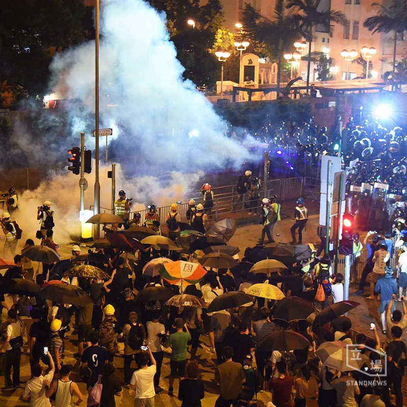 香港警方3日晚間在黃大仙地鐵站拘捕示威者引發居民不滿，最終演變成對峙衝突，港警對身穿便服的居民施放催淚彈與胡椒噴霧，驅散群眾。   （圖取自facebook.com/standnewshk）