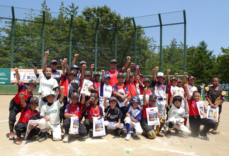 第29屆世界兒童棒球夏令營友誼賽正在日本福島縣舉行，台東縣豐田國小15名小將代表台灣與其他13國小將交流。   圖/中央社