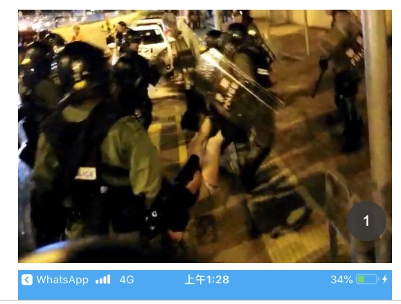 香港防暴警察5日凌晨在強制驅離民眾時，扯掉參與示威的黑衣少女內褲，還拉著她雙腳離開   圖：翻攝自香港時事台討論區