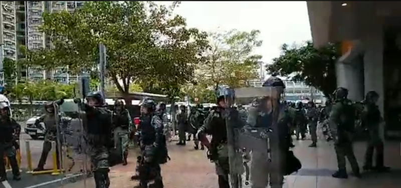 天水圍警署施放催淚彈驅散示威者   圖:翻攝網路直播
