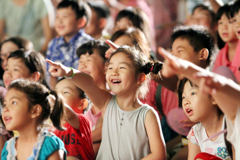 《紙風車》劇團在桃園蘆竹演出；孩子們專注的表情。   圖：紙風車劇團/提供