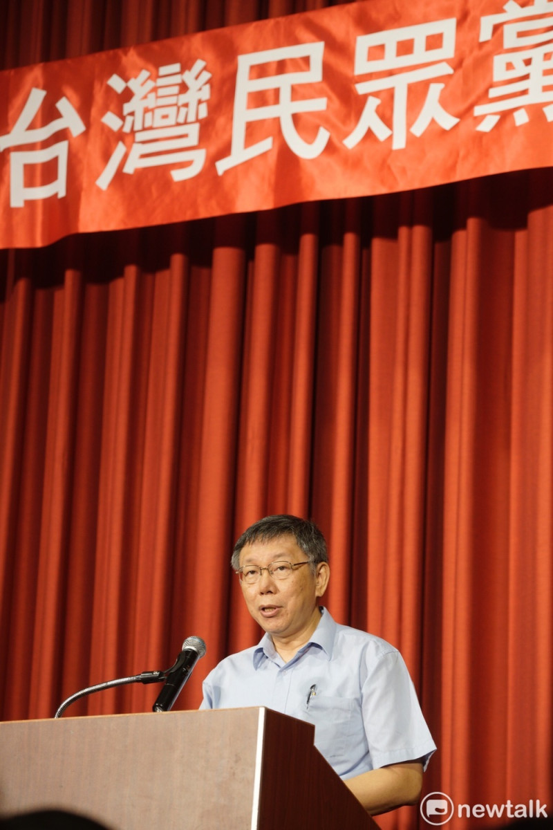 台灣民眾黨主席柯文哲宣讀宣言。   圖：張良一 / 攝