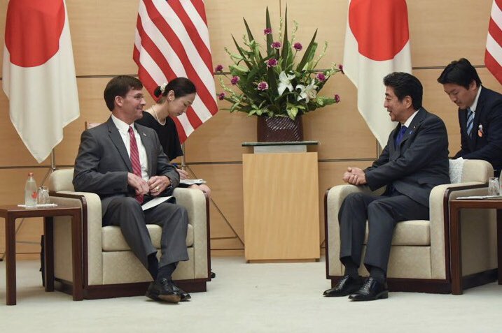 美國新科國防部長埃斯珀（前排左起）訪問日本，會晤首相安倍晉三，強調將致力推動朝鮮完全無核化。   圖：翻攝自埃斯珀推特