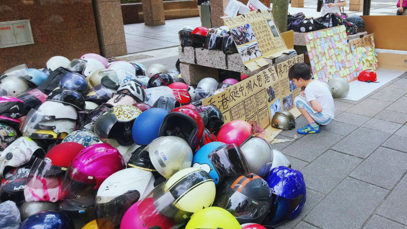 香港邊城青年日前在台北街頭發起募集安全帽活動，獲得熱烈迴響。   圖：香港邊城青年 / 提供