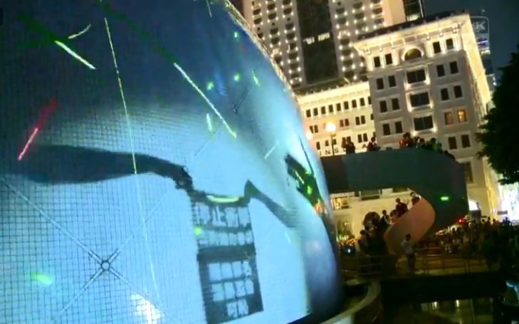 香港民眾今（7）晚響應網上號召，人手一支觀星筆聚集在香港太空館前「觀星」，並將光束聚集照向外牆，聲援被捕的浸會大學學生會長方仲賢。   圖：翻攝網路影片
