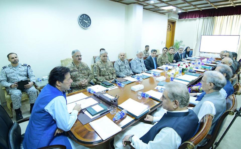 巴基斯坦總理伊姆蘭．汗（前排左）召開國家安全會議，討論應對印度取消喀什米爾自治。   圖：翻攝自伊姆蘭．汗臉書