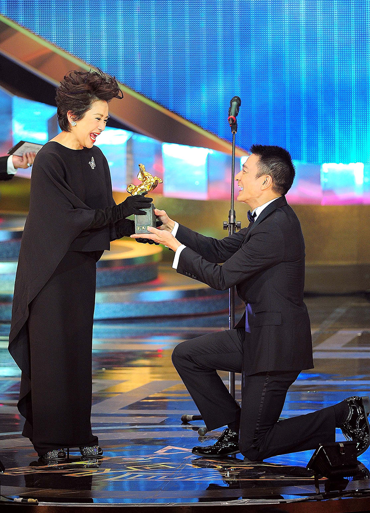 港星葉德嫻（左）在2011年拿下金馬影后，由劉德華獻獎。對於中國抵制金馬，葉德嫻表示「勉強沒有幸福」。   圖：翻攝自金馬影官網