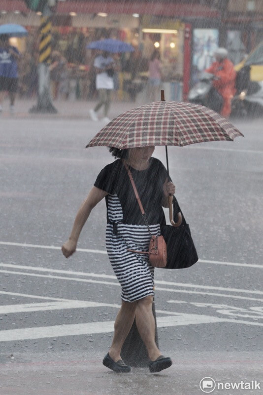 熱帶低壓與西南風影響，全台恐有強降雨與風浪，氣象署籲慎防山區與海邊災害。   圖：張良一／攝