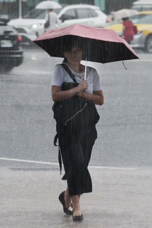 今日受台灣東南邊的熱帶性低氣壓影響，全台有雨，出門請攜帶雨具。   圖：張良一/攝