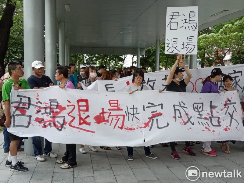 君鴻酒店員工抗議公司未付資遣費，向高市府陳情。   圖  :   孫家銘／攝