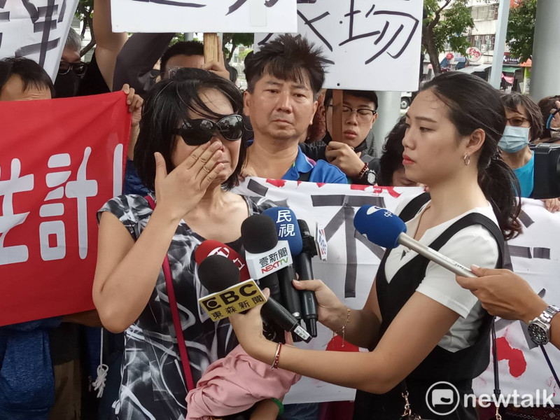 君鴻女員工(左)受訪說到哽咽。 圖 : 孫家銘/攝