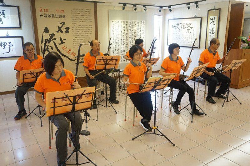 創立8年的有胡同饗二胡樂團，在開幕茶會演奏多首歌謠，叫好又叫座。   圖 : 萬和宮/提供
