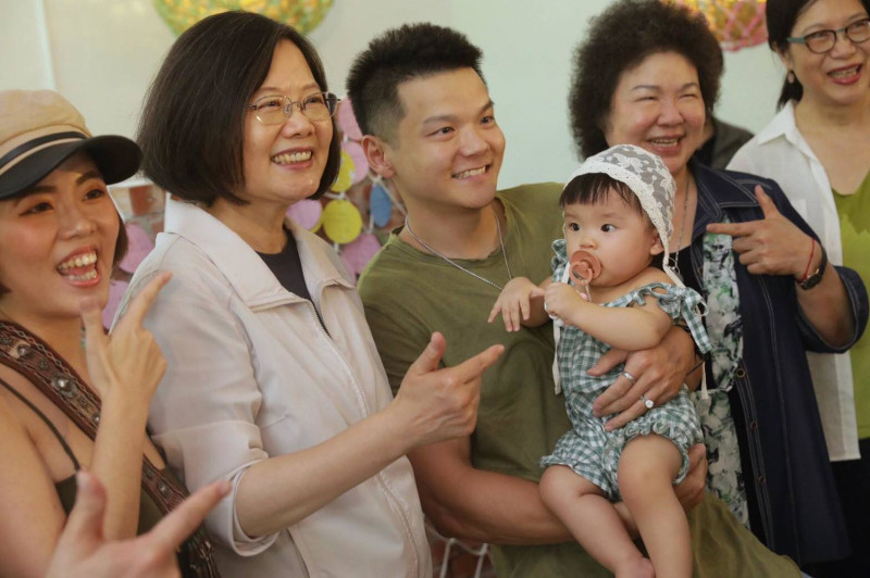 蔡英文說育兒補助，是政府的心意，也是政府實際用行動守護下一代的證據。   圖：翻攝蔡英文 Tsai Ing-wen臉書