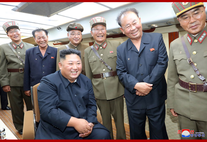 北韓官媒KCNA報導，北韓領導人金正恩16日再次現場指導新型武器試射。   圖/翻攝自KCNA