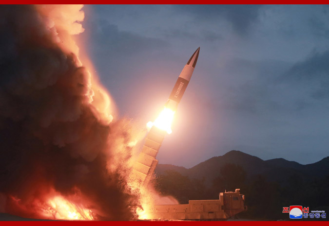 北韓官媒KCNA報導，北韓領導人金正恩昨天親自視導新武器試射，並表達極度滿意。   圖/翻攝自KCNA