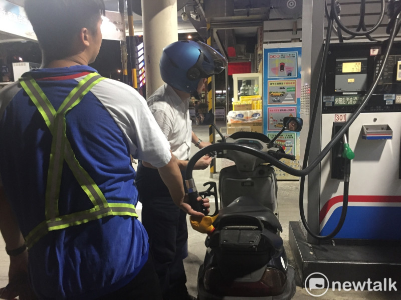 今台灣中油宣布，30日凌晨零時起汽、柴油每公升各調漲新台幣0.2元。   圖：閻芝霖/攝