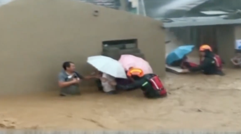 利奇馬颱風重創中國浙江地區，截至今（11）日清晨，已有28人死亡、20人失蹤。   圖：翻攝自Youtube