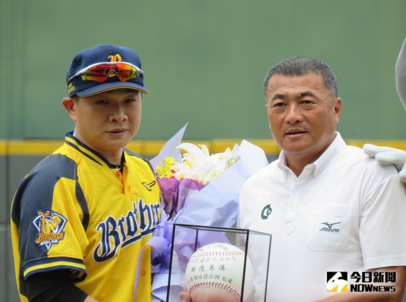 合庫總教練贈球，向本季將引退的彭政閔致敬。   圖／劉祐廷攝