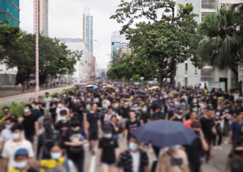 香港眾志秘書長黃之鋒將今日深水埗遊行畫面分享在臉書上，現場清楚可見多位示威者上街抗議。   圖：翻攝自黃之鋒臉書