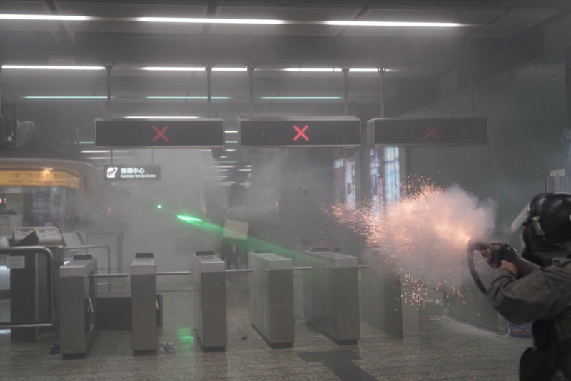 香港警方日前曾多次於港鐵站內發射催淚彈。   圖：翻攝Felix Lam@Hk.Imaginaire